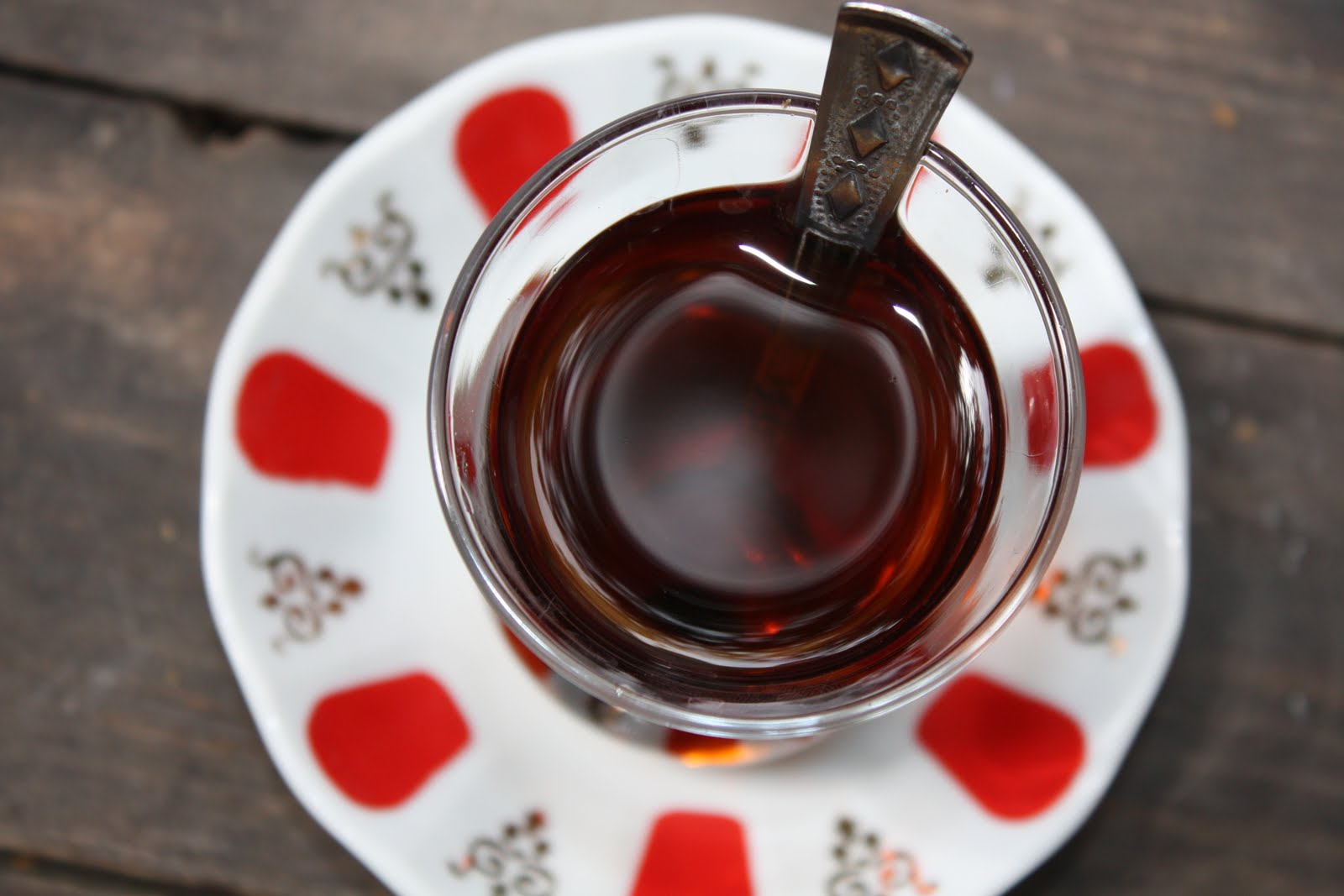 Tè turco nella tradizionale teiera in vetro e metallo su tavolo di legno